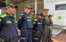 Policías distribuidos en los diferentes puestos de votación. 