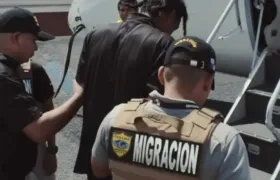 Servicio Nacional de Migración en proceso de expulsión hoy de un colombiano