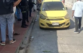 Taxi con cuerpo sin vida en Simón Bolívar
