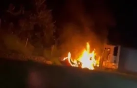 Tractocamión incinerado.