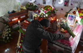 Una persona llora este martes en las honras fúnebres de las víctimas de la explosión.