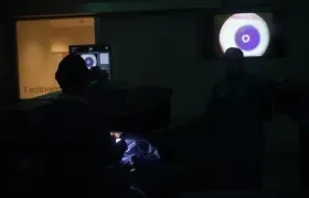 El doctor Luis Escaf durante una cirugía refractiva en el nuevo centro especializado de VIU Clínica Oftalmológica Internacional.