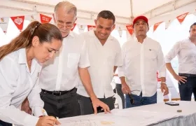 Gobernador Eduardo Verano durante la firma de inicio de obras del acueducto de Villa Rosa. 