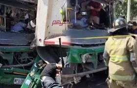 Los bomberos hicieron presencia en el lugar del accidente para rescatar al conductor del bus. 