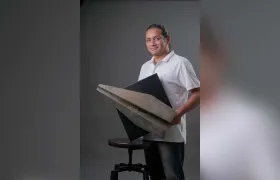 El escultor Haine De La Hoz