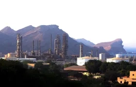 Refinería de petróleo situada en la costa de Omán.
