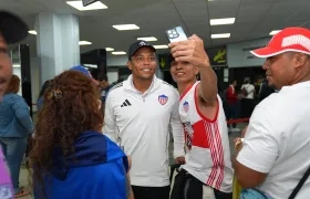 Luis Fernando Muriel con hinchas del Junior en el aeropuerto Silvio Pettirosi.