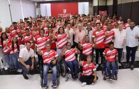 El gobernador Eduardo Verano con los 146 deportistas del programa Atleta Apoyado.