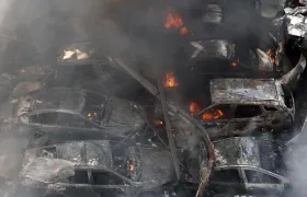 Carros quemados en Beirut por los ataques de Israel.