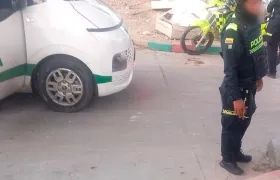 Uniformados de la Policía en el lugar del asesinato de la mujer sin identificar.