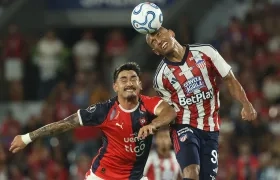 Jermein Peña salta a disputar un balón con Jonatan Torres, autor del gol de Cerro Porteño. 