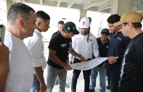 Alcalde Char revisa los planos de la estación de Policía en Riomar. 