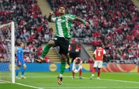 Cucho Hernández tras marcar de penalti para el Betis. 