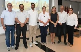 Fernando Gómez-Baquero junto a directivos de la Universidad de la Costa. 