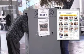 Un ciudadano ejerce su derecho al voto. Tarjeta electoral de presidenciables. 