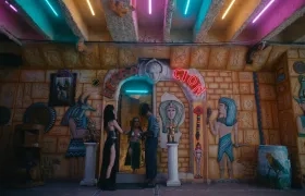 Babel es un bar donde confluye la película. 