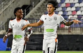 Édison Lopez, derecha, marcó el primer gol del Envigado. 