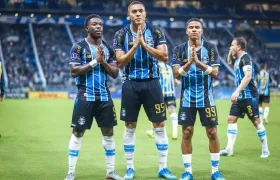 Francis Amuzu, Carlos Vinicius y el colombiano José Enamorado.