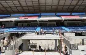 Las nuevas graderías del estadio ya están siendo instaladas. 