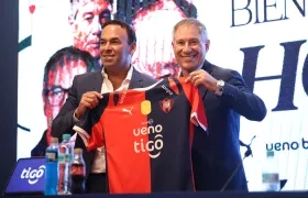 Blas Reguera, presidente de Cerro Porteño, y el nuevo entrenador Ariel Holan. 