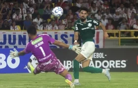 Mano a mano d Juan Manuel López con el portero Mauro Silveira.