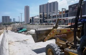 Obra de la Gran Vía y de fondo el Centro Comercial Le Champ.
