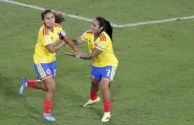 Leicy Santos celebra con Manuela Pavi su gol contra Venezuela. 