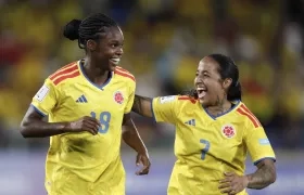 Linda Caicedo festeja su gol ante Chile con Manuela Pavi. 