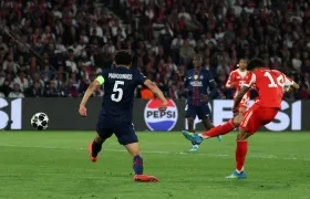 Luis Díaz remata por delante de Marquinhos para anotar el cuarto gol del Bayern.