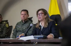 Fiscal Luz Adriana Camargo junto al director de la Policía William Rincón. 