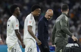Eder Militao abandona la cancha tras lesionarse contra el Alavés.