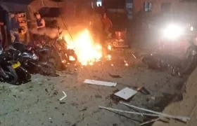 El atentado dejó a un policía herido y daños materiales, según informe de las autoridades en Antioquia. 