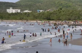 Bañistas en las playas de Puerto Colombia. 