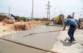 Personal trabajando en la obra de pavimentación en Soledad.