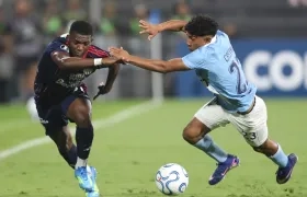 Joel Canchimbo intenta desbordar a Maxloren Castro.