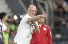 Alfredo Arias, técnico del Junior, durante el partido contra Sporting Cristal.