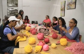 Desde su creación en 2023, los clubes de tejedoras han beneficiado a más de 1.280 mujeres, hombres y niños en Barranquilla.