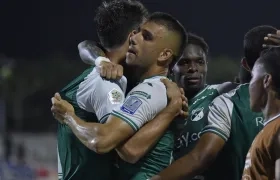 El exjuniorista Steven 'Titi' Rodríguez celebra uno de sus goles con sus compañeros.