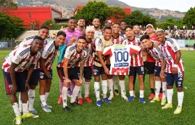 Carlos Bacca y sus compañeros tras el triunfo de Junior sobre Águilas Doradas. 