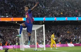 Lamine Yamal celebra tras marcar el tercer gol del Barcelona. 