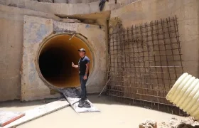 El alcalde Alejandro Char inspeccionando la obra. 