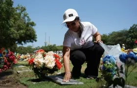 La visita de familiares a sus mamás en los cementerios. 