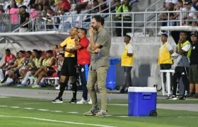 El español Jonatan Risueño, técnico del Pasto, durante el partido contra Junior. 