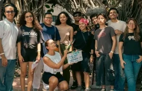 Liannys Badillo, guionista y directora del cortometraje junto al equipo de trabajo. 