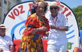 La folclorista Totó 'La Momposina' junto al pedagogo Julio Adán Hernández.