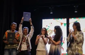 Representantes de la comunidades recibiendo la resolución. 