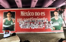 Familias de desaparecidos en México pegan fichas de búsqueda en el Estadio inaugural del Mundial.