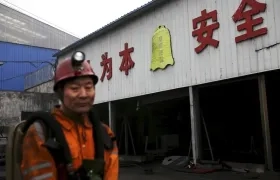 Un miembro de los servicios de rescate en una mina de carbón de la provincia central de Henan.