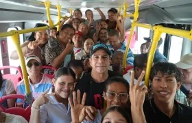 El alcalde Alejandro Char con la ciudadanía en un articulado de Transmetro. 