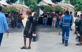 Momento en que una de las víctimas era auxiliada por personas del sector. 